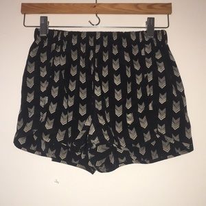Black arrow flowey shorts